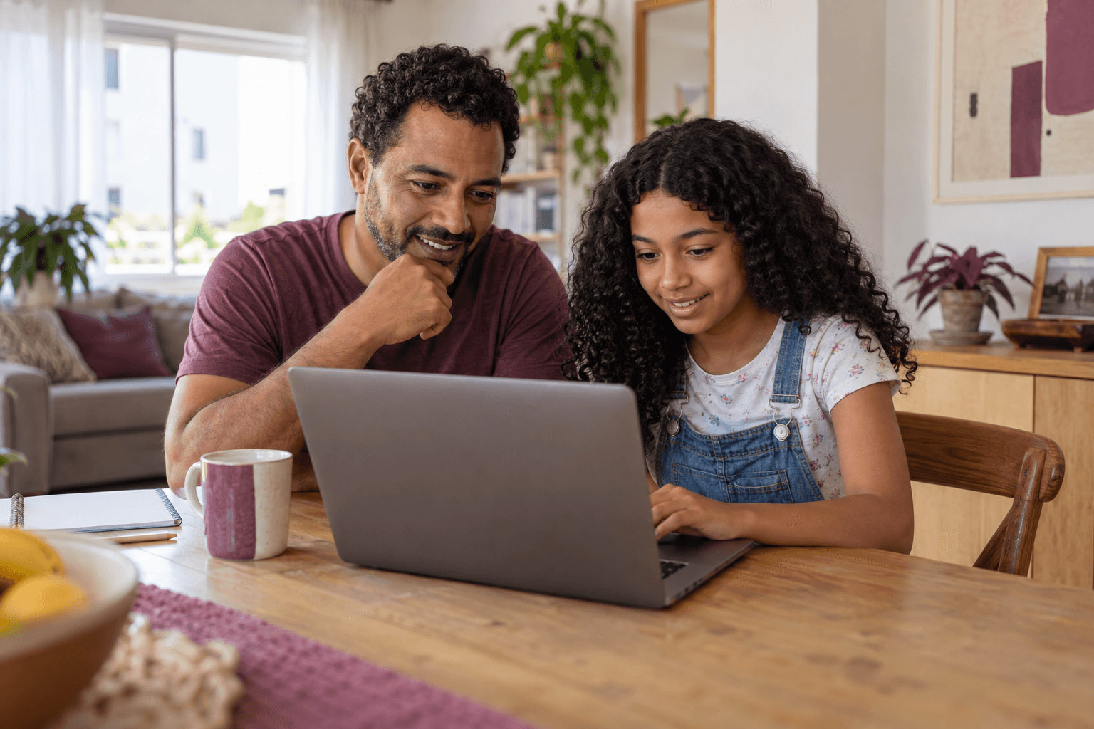 Cena ilustrativa gerada por IA: pai acompanha a filha em uma descoberta no computador em casa.